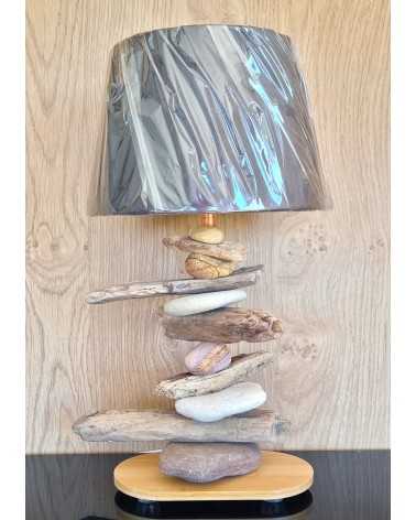 on achete francais - Lampe artisanale en galets et bois flotté – Luminaire naturel fait main – Hauteur 39 cm